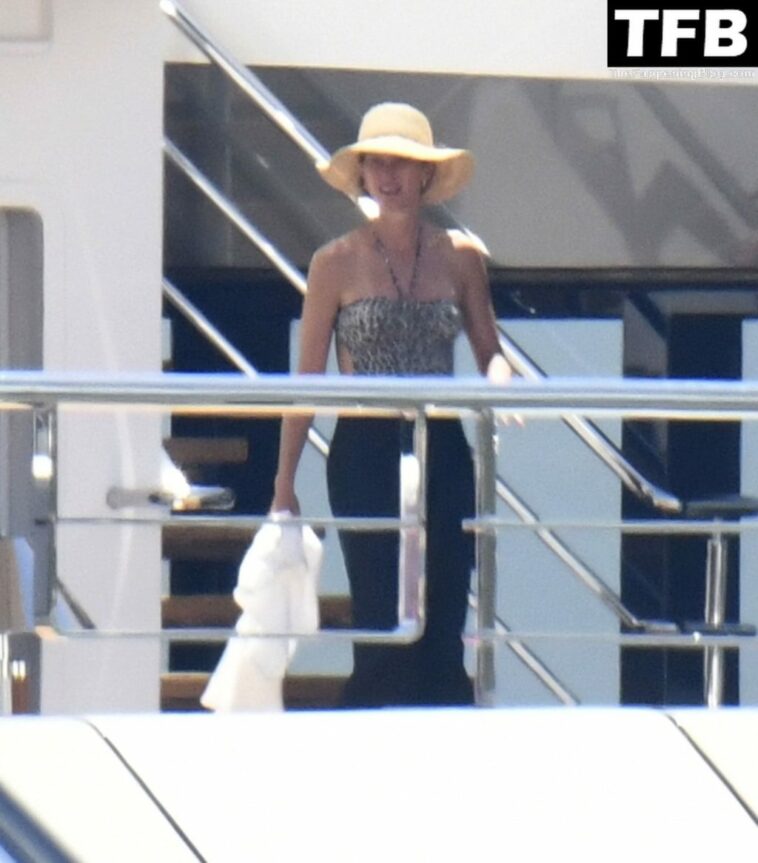 Gisele Bundchen & Tom Brady Enjoy Their Summer Holidays on a Luxury Yacht in Italy (35 Photos)