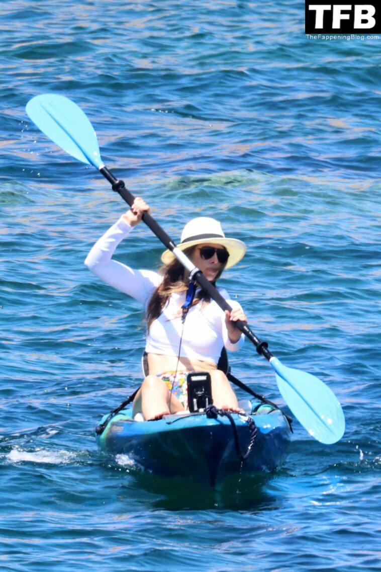 Jessica Biel & Justin Timberlake Paddle Canoes in Sardinia (36 Photos)
