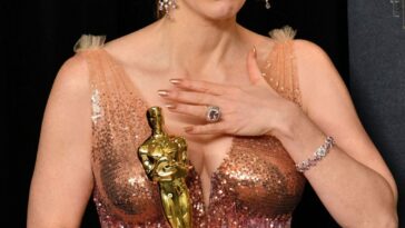 Jessica Chastain Poses With Her Oscar at the 94th Academy Awards (150 Photos)