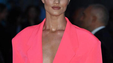 Rosie Huntington-Whiteley Braless for Versace's Fashion Show