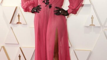 Serena Williams Poses on the Red Carpet at the 94th Annual Academy Awards (3 Photos)