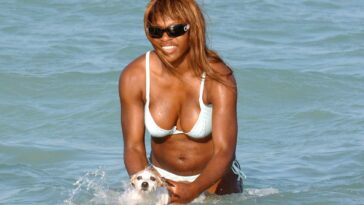 Serena Williams Shows Off Her Boobs on the Beach (5 Photos)