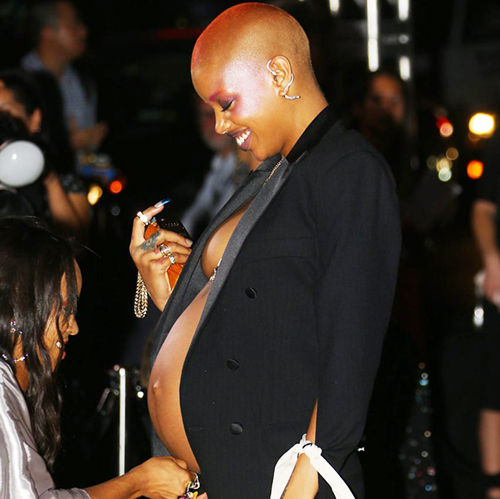Slick Woods Braless Showed Her Baby Bump at NYFW !