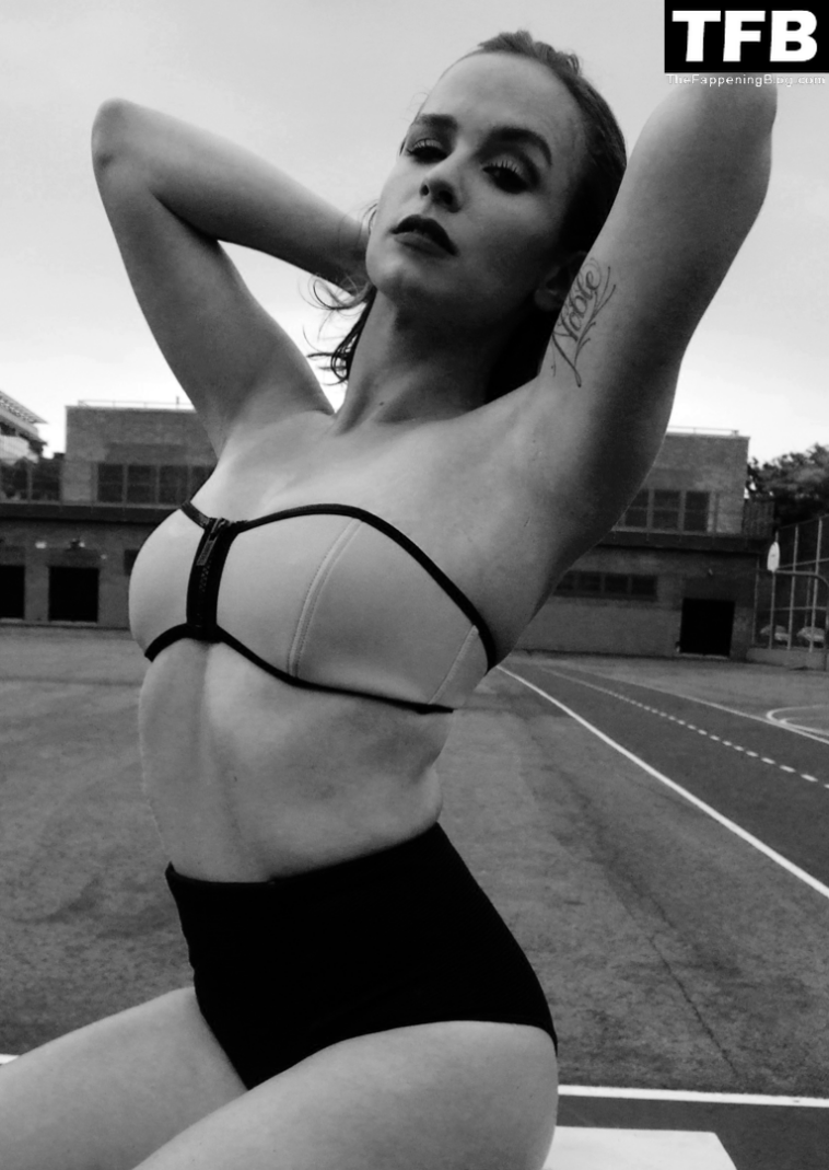 Michaela Sprague Nude & Sexy Collection (7 Photos)