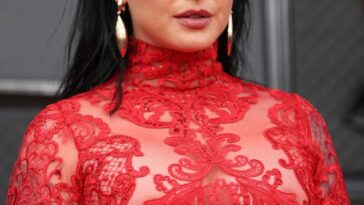 Kylie Rae Hall Flashes Her Nude Tits at the 64th Annual Grammy Awards (2 Photos)