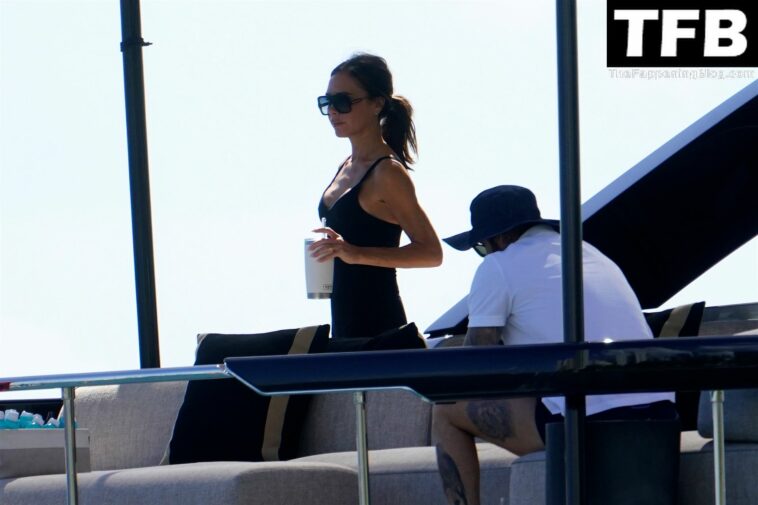 Victoria And David Beckham Enjoy a Yacht Day in Miami (32 Photos)