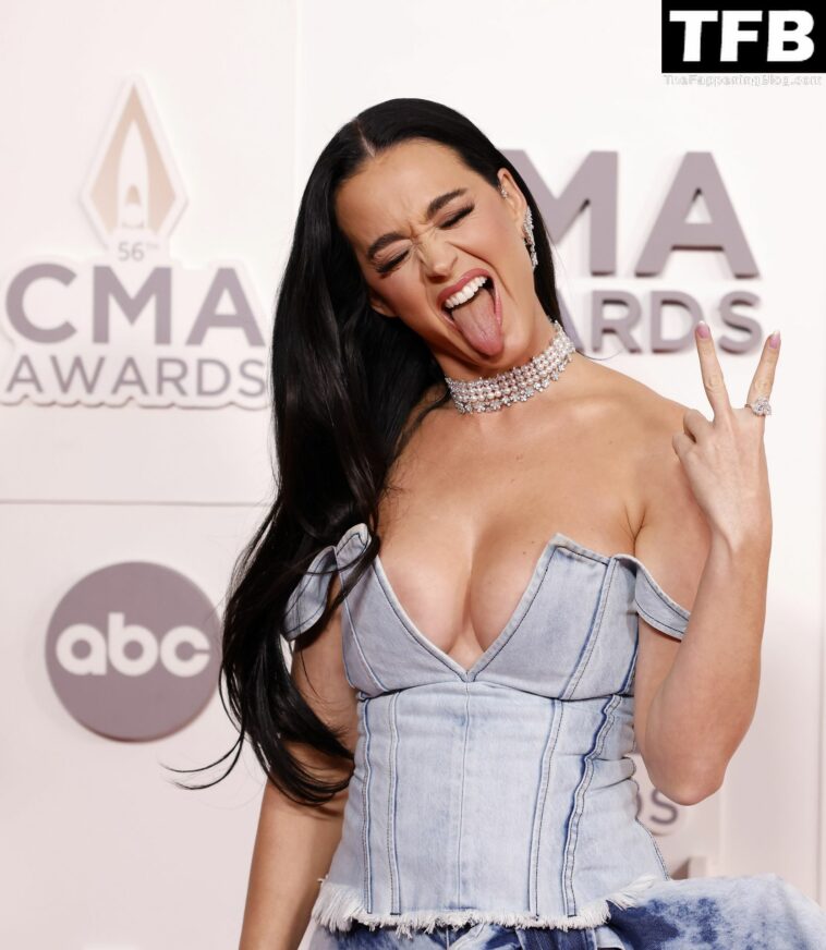Katy Perry Shows Off Her Sexy Boobs at the 56th Annual CMA Awards (4 Photos)