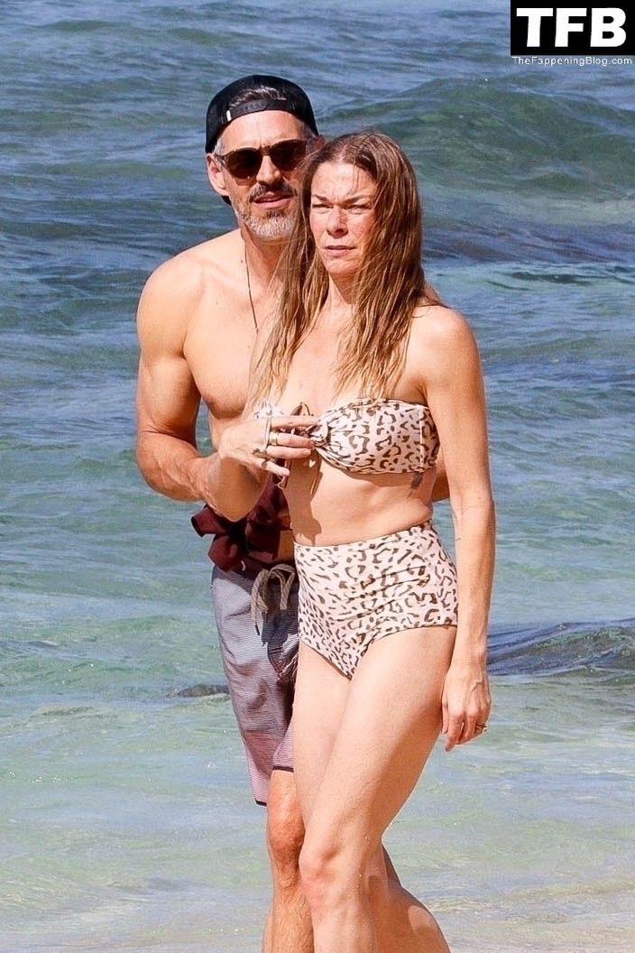 LeAnn Rimes & Eddie Cibrian Sunbathe During Their Romantic Getaway on Waikiki Island (39 Photos)