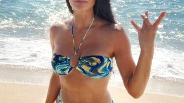 Nicole Scherzinger Showing Off Her Beach Body in a Bikini (8 Photos)