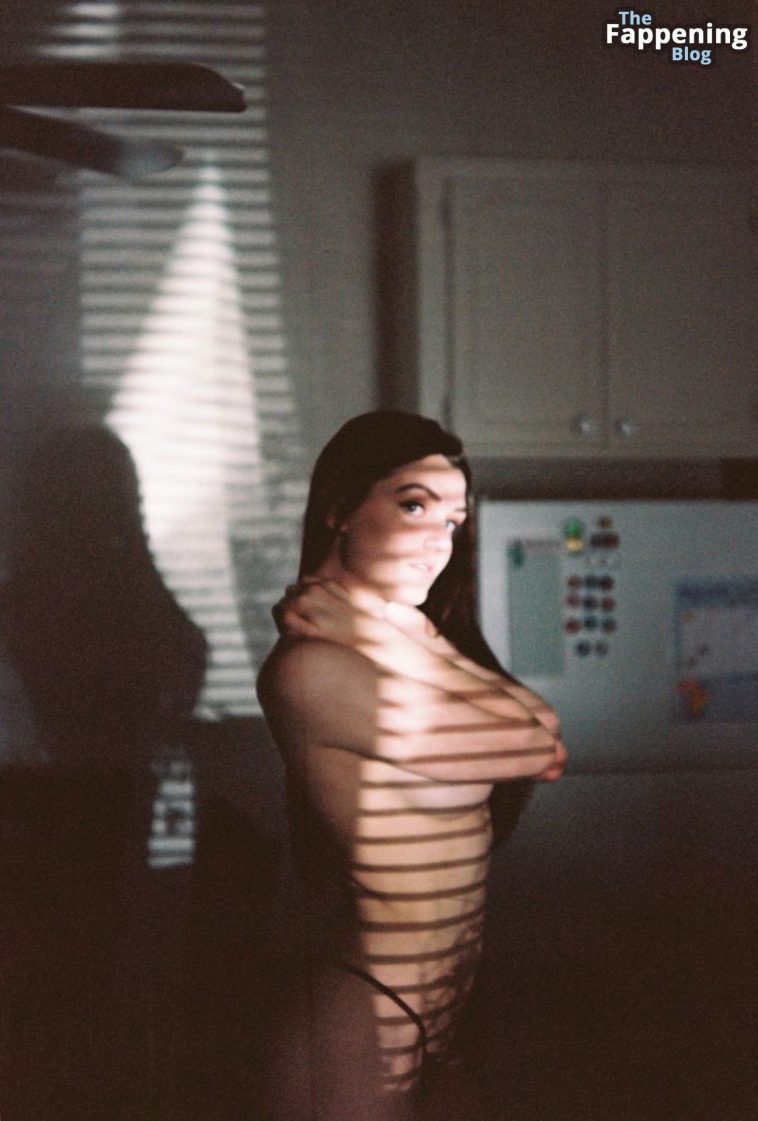 Ally Hardesty Nude & Sexy Collection (14 Photos)