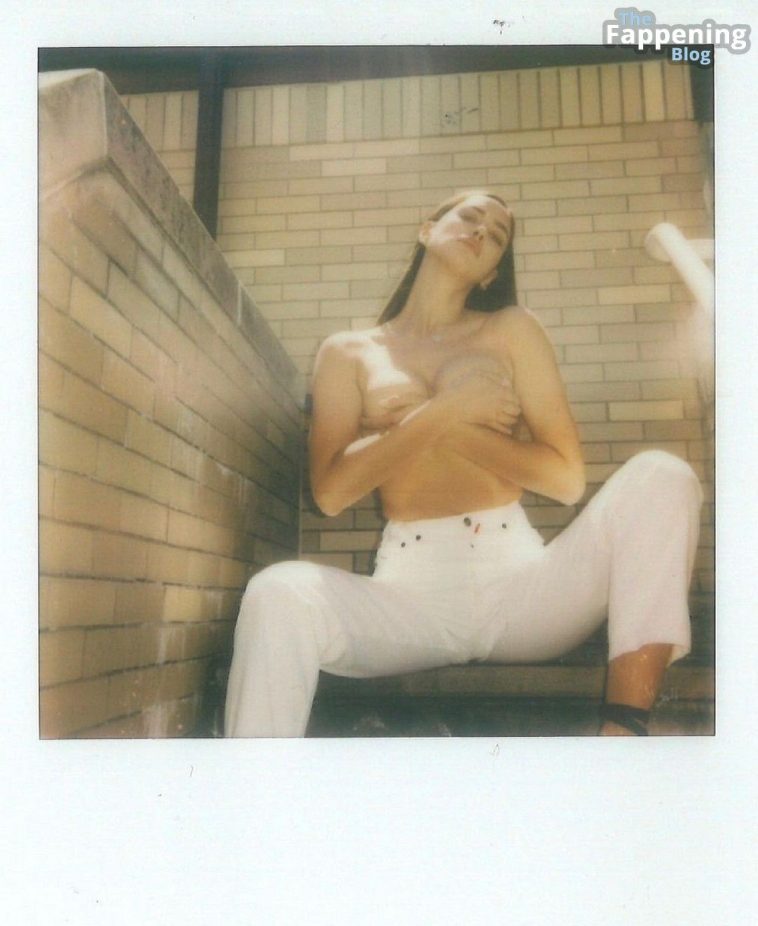 Irina Shayk Topless & Sexy (9 Photos)