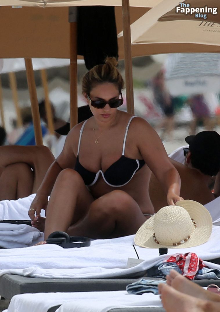 Alina Baraz Puts Her Curves on Display on the Beach in Miami (34 Photos)