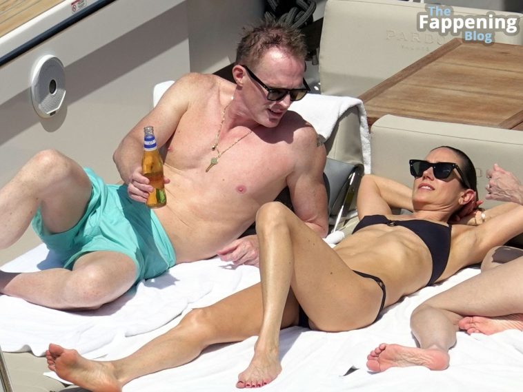 Jennifer Connelly & Paul Bettany Relax on Holiday in Capri (56 Photos)