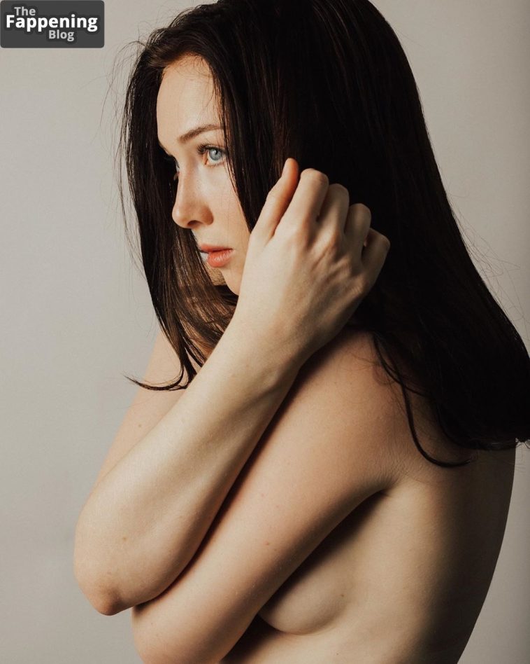 Molly Quinn Nude & Sexy Collection (30 Photos)