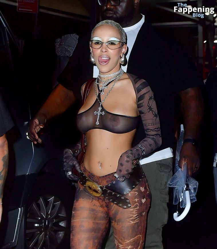 Doja Cat Flashes Her Nude Tits While Partying at Fashion Week in New York (15 Photos)