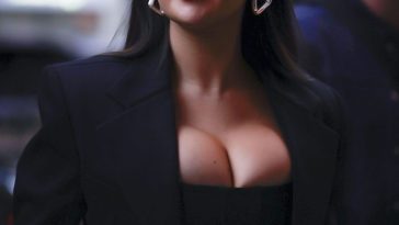 Selena Gomez Show Off Her Sexy Boobs in Paris (6 Photos)