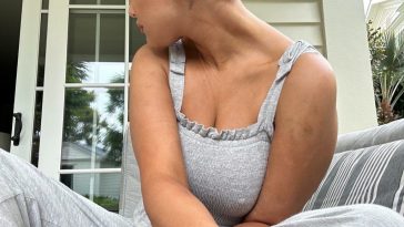 Selena Gomez Looks Hot in a Gray Outfit (3 Photos)