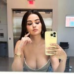 Selena Gomez Shows Off Her Sexy Boobs (2 Photos)