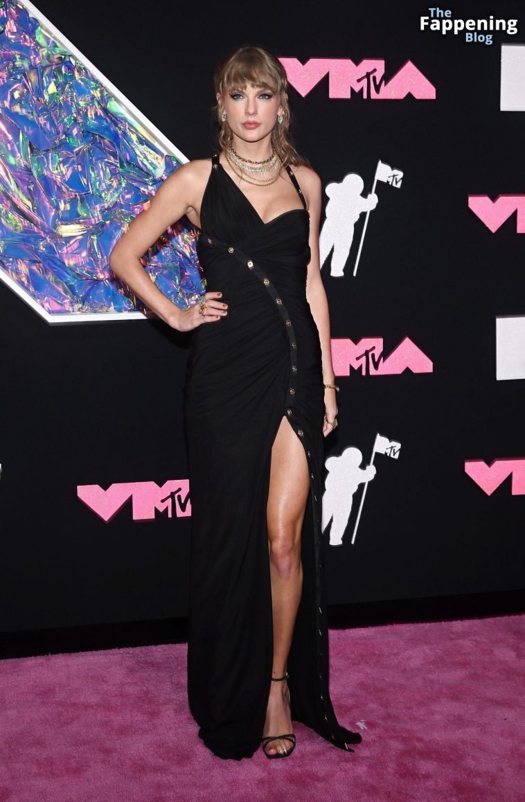 Taylor Swift Flaunts Her Sexy Legs & Cleavage at the MTV Video Music Awards (155 Photos)