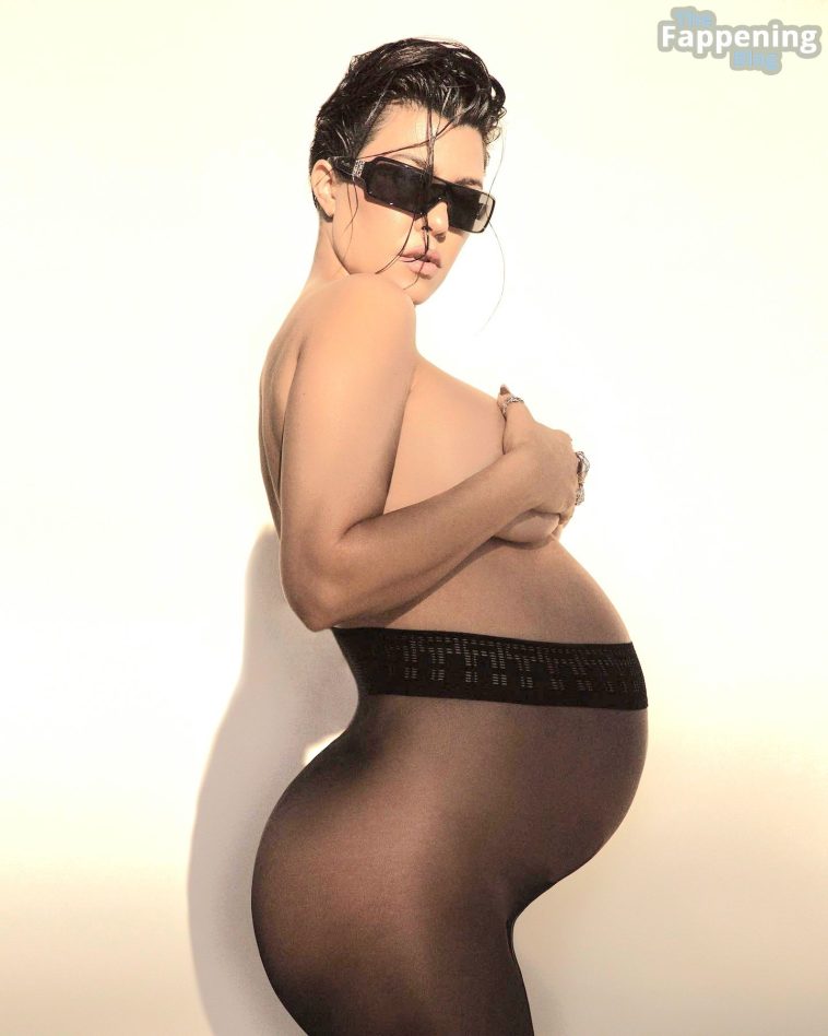 Kourtney Kardashian Sexy & Topless - Vanity Fair Italy (6 Photos)