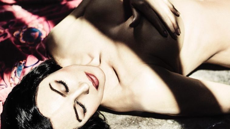 Monica Bellucci Sexy & Topless (5 Photos)