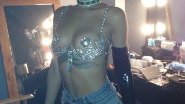 Rihanna Hot (2 Sexy Photos)