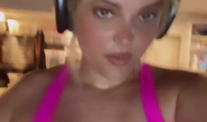 Bebe Rexha Shows Off Her Sexy Boobs in a Pink Top(10 Photos)