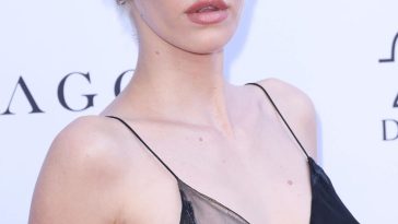 Delilah Belle Hamlin Flashes Her Nude Tit in a See-Through Dress at the Fashion LA Awards (105 Photos)